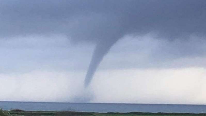 EnModePortugal's tweet photo. Une Tornade En Mer Aperçue À Viana Do Castelo Surprend Les Habitants

#Portugal #vianadocastelo #tornado #tornade #meteo 
https://t.co/s4GZD6oT6o https://t.co/neJJUSN8pM