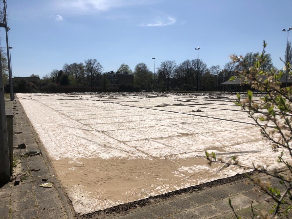 Er wordt niet gehockeyd op onze velden, maar wel hard gewerkt aan onze velden. De <a href="/gem_groningen/">Gemeente Groningen</a> is alvast begonnen met het vervangen van de velden 1, 2 en 3. We krijgen 1 nieuw waterveld en 2 nieuwe zandvelden.