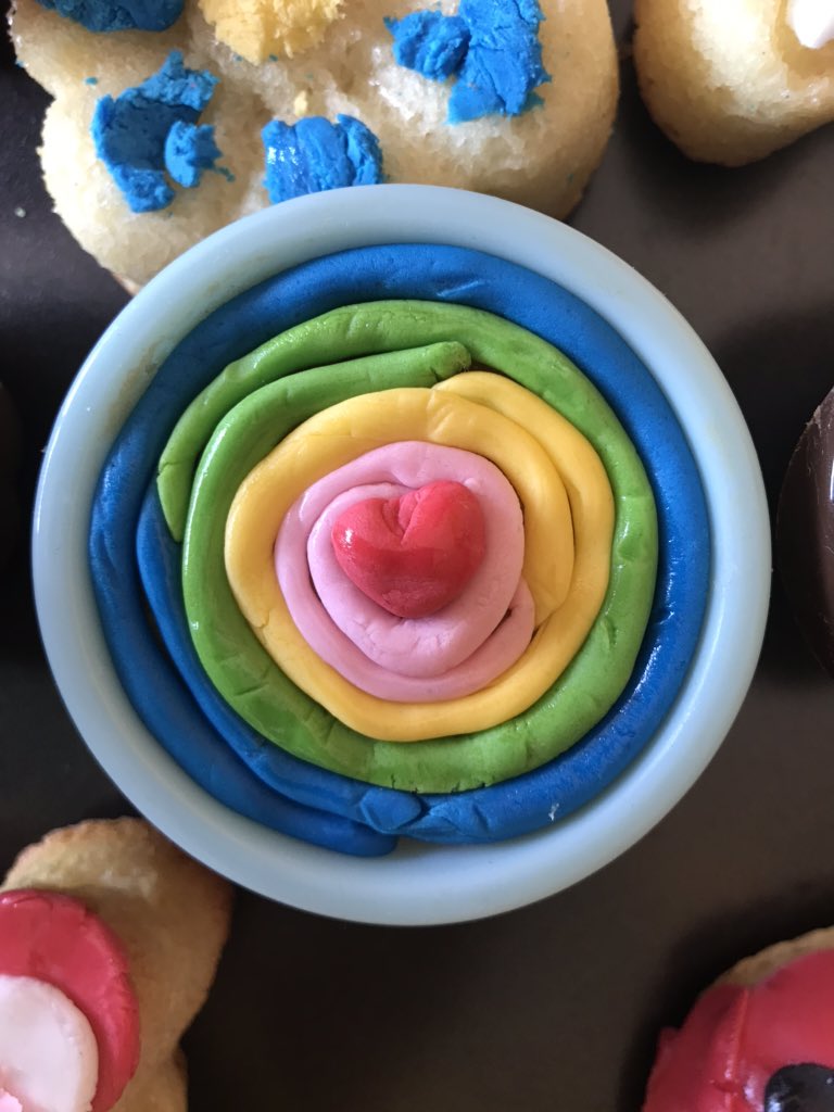 divertiditis's tweet photo. Esta semana hemos encontrado ORO en el súper!! No solo había #harina sino q también había #fondant 👏🏻👏🏻👏🏻👏🏻 Ya tenemos un #plangenialparaestefinde 
🎂🍮🍭🧁🍦🍫🍰

#cupcakesconniños #cupcakes #rainbowcupcake  #reposteriaconniños #gastronomia #manualidades #manualidadesconniños https://t.co/TsHStypGwV