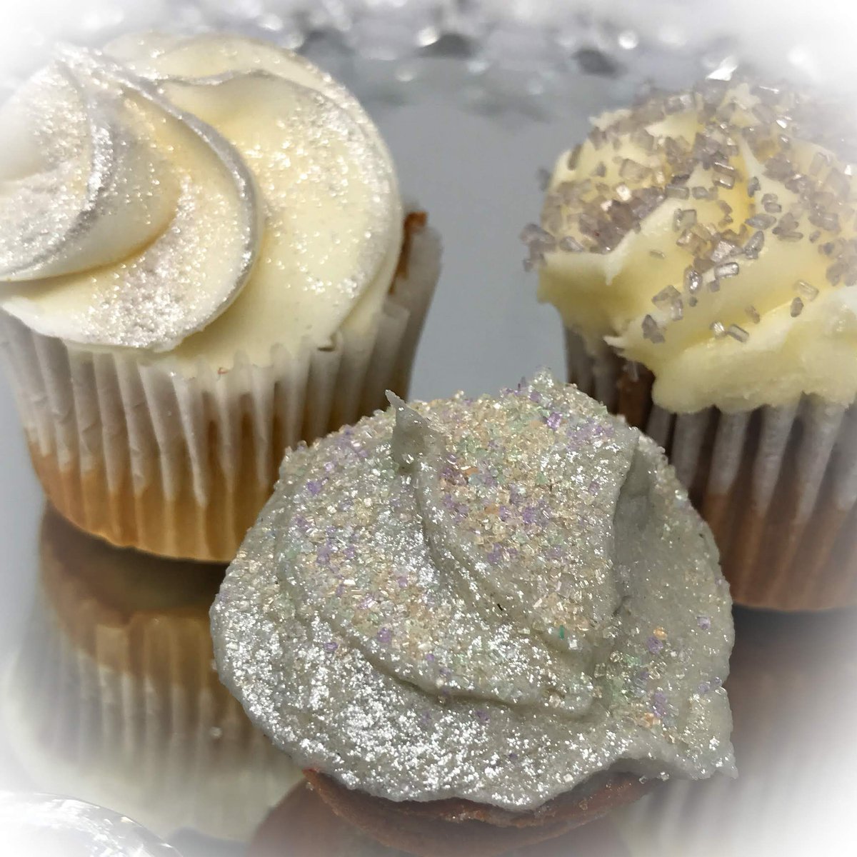 Ultimate_Baker's tweet photo. #UltimateBaker Luster Dusts are ideal for use on rolled #fondant, gum paste, fondant flowers, plaques &amp; lettering or any #baking masterpiece. 

https://t.co/2jRA1D1hml https://t.co/sx8lQaKBJ9