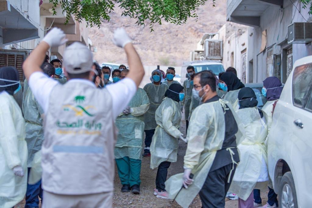 عيون على الحد تراقب وتدافع..
وأياد في الصحة ترعى وتساعد..
وجنود في الأمن تحرس وتحافظ..
فاللهم أيّدهم بقوتك، وامنحهم رعايتك
واحفظهم بحفظك، واجزهم عنا خير الجزاء، وأزل عنا هذه الغمة وسائر بلاد العالمين 🙏