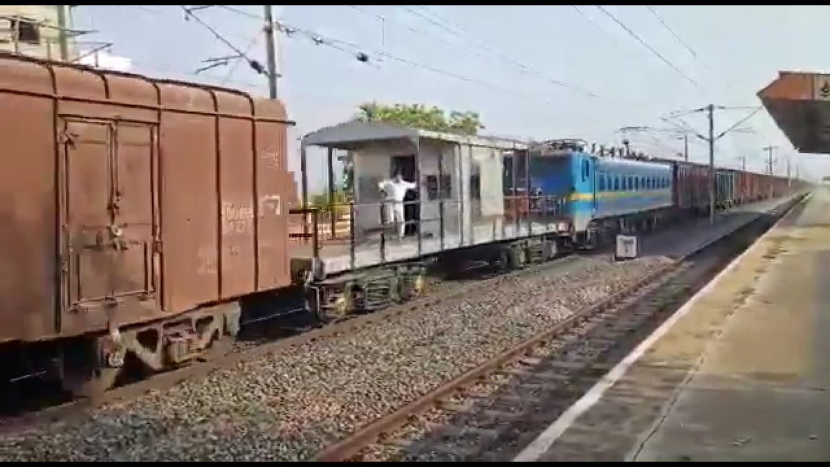 RailMinIndia's tweet photo. Indian Railways introduces innovative ideas and registers record landmarks in freight movement

Annapoorna Trains from North and Jai Kisan Special from South mark the beginning of long distance super heavy fast special Freight trains

#IndiaFightsCorona

https://t.co/GyvAF8rYZO https://t.co/vOVelO4Bj9