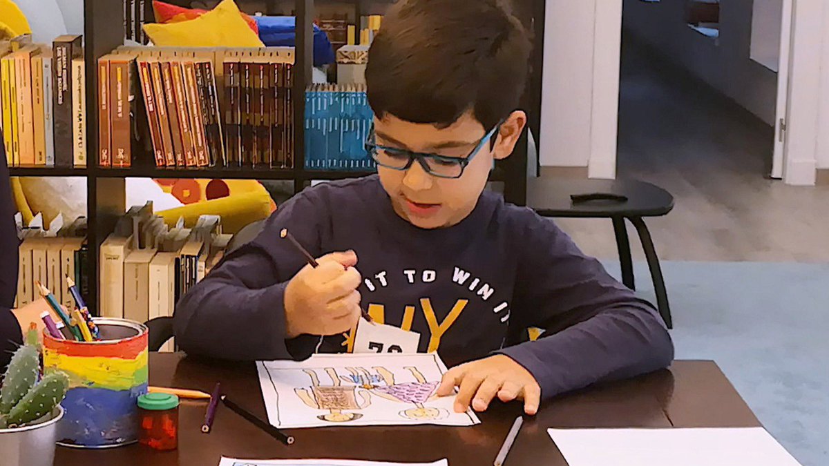 Cristina Mateos, la maestra que todos quisiéramos tener. Cada noche <a href="/Christinuti/">Cristina Mateos</a> cuenta un cuento a sus alumnos al oído. La veis en <a href="/EDirectoTVE/">España Directo</a> con el pequeño Marcelo, autor del cartel de la campaña “Déjame que te cuente” 🎧 + 📖