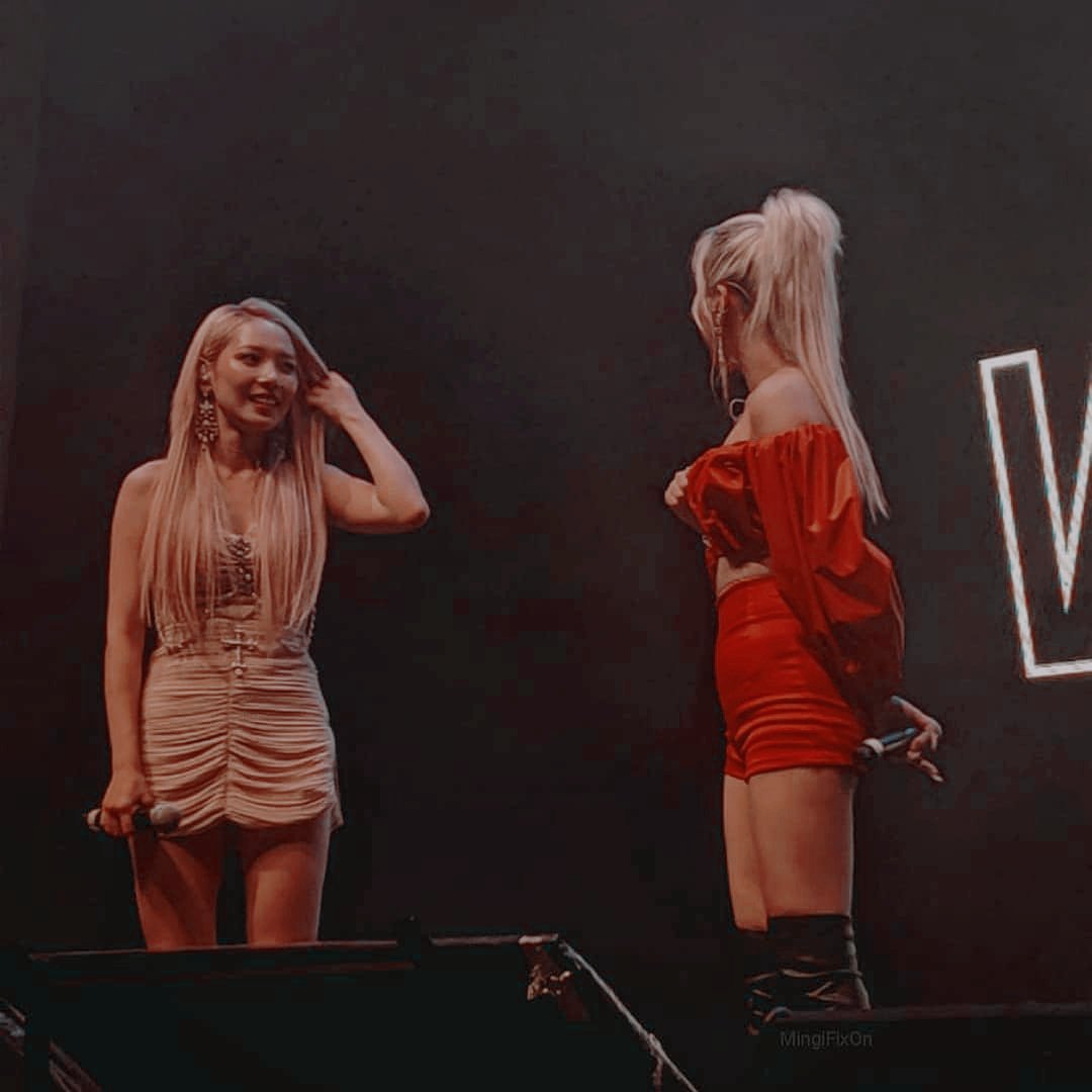 picsowoo's tweet photo. the way that somin look at jiwoo is so cute https://t.co/rPsIEV3dx4