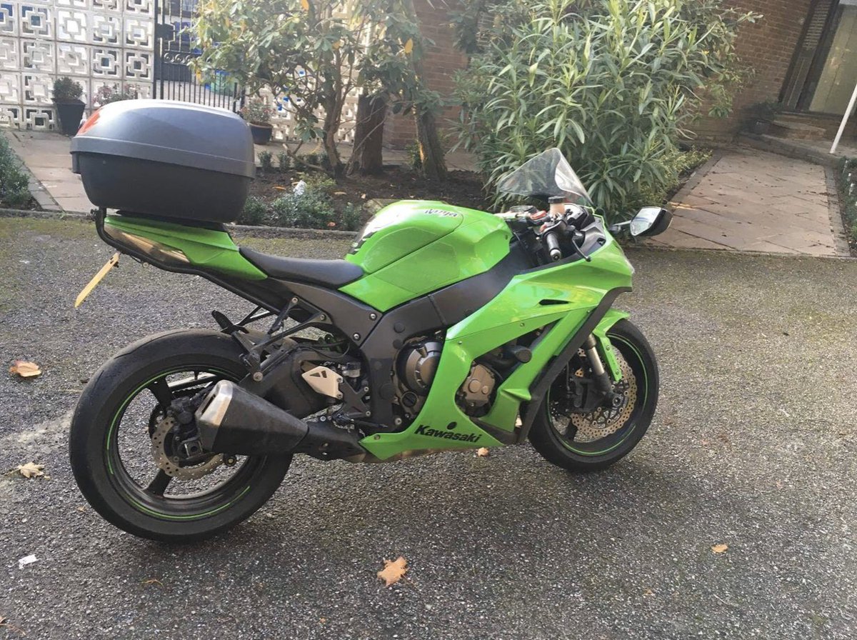 #STOLEN outside the intensive care unit of #BasildonHospital (where I was working). It's a #Kawasaki zx10r ro62 acy. hospital security and the police have been very efficient. Crime ref EP 20200413-07593 @essex_sviu @EPRoadsPolicing @EPHannahGerrish @UKBountyhunter @BasildonSC