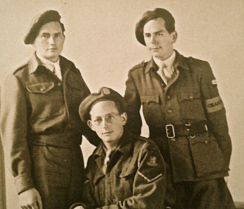 Veluwe40_45's tweet photo. De broers Middelbeek zijn alle 3 #WO2 goed doorgekomen,2 in tVerzet in #Apeldoorn,de 3d trok als lid vd Prinses Irene Brigade na de #Canadezen in april ‘45 Noord Nederland binnen.Zij hebben de #bevrijding meegemaakt, 75 jaar later wappert deze vlag ah ouderlijk huis.#remember https://t.co/m4QGOaYU6z