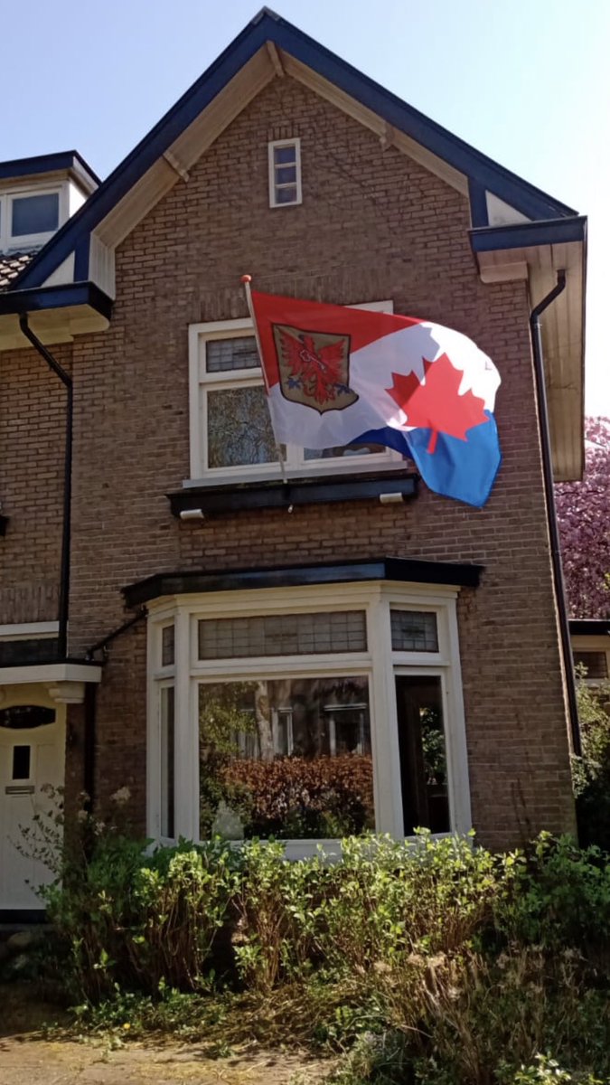De broers Middelbeek zijn alle 3 #WO2 goed doorgekomen,2 in tVerzet in #Apeldoorn,de 3d trok als lid vd Prinses Irene Brigade na de #Canadezen in april ‘45 Noord Nederland binnen.Zij hebben de #bevrijding meegemaakt, 75 jaar later wappert deze vlag ah ouderlijk huis.#remember
