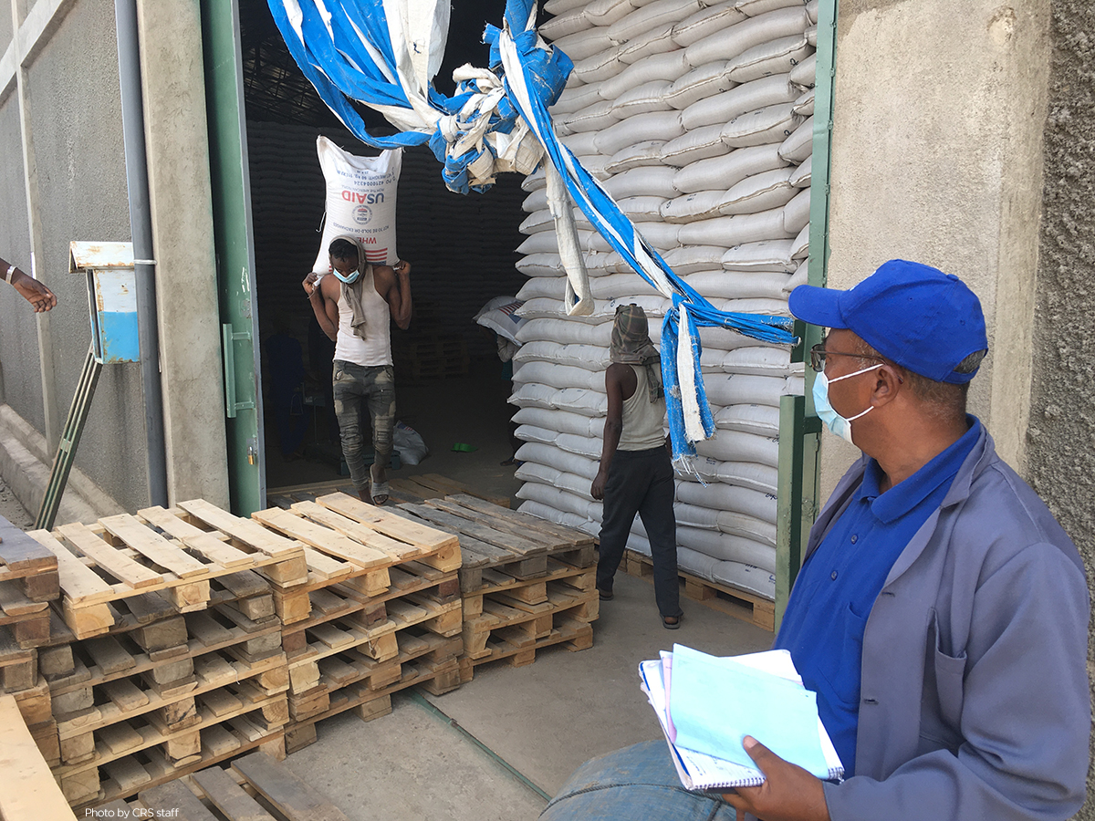 CatholicRelief's tweet photo. In #Ethiopia, we're working quickly to move 56 tons of @USAIDFFP food from our warehouses to rural areas before #COVID19 makes it more difficult to distribute the food to vulnerable communities. #CatholicCares #CaritasOnCOVID19 https://t.co/wLWwI6K9bP