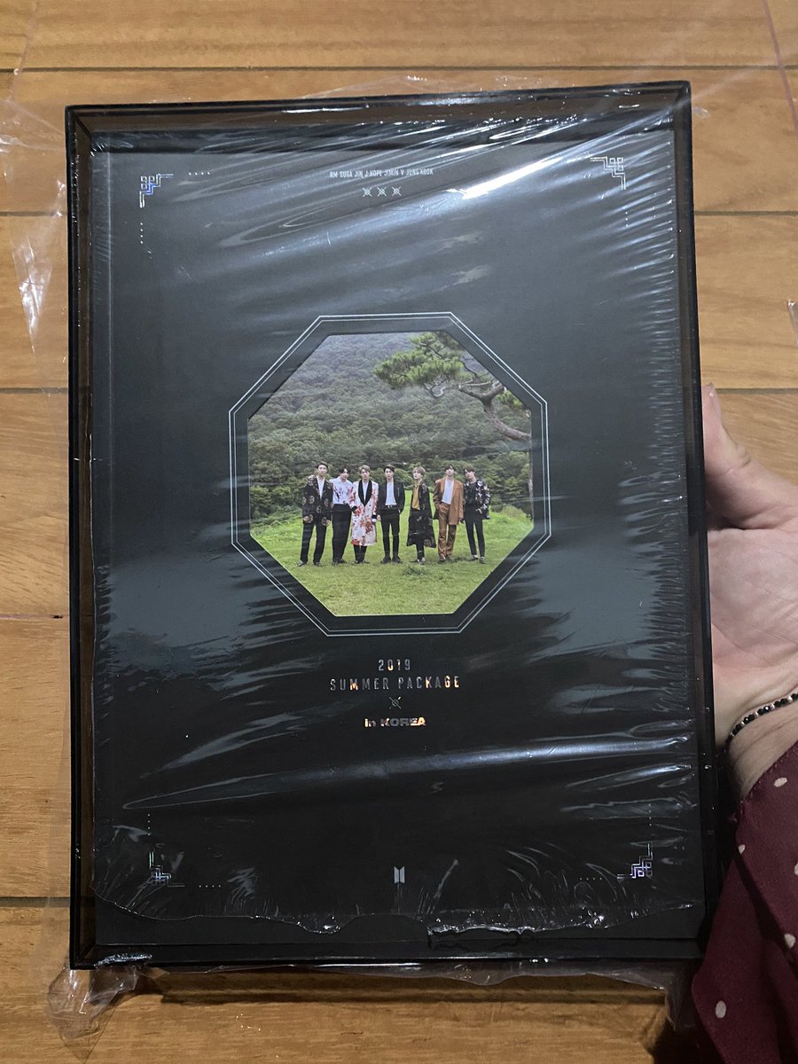 fffincw_1997's tweet photo. 💞RT แจกซัมเมอร์แพ็คเกจค้าบ มีโฟโต้บุ๊คกับกล่องนะคะ ตรงกล่องอะครีลิคแตกนิดหน่อยน๊าาาา นอกนั้นไม่มีปัญหาฮะ 

💐สุ่มจากรีสุ่มวันพุธหน้าจ้า มาเพิ่มยอด BillBoard social  ด้วยการแท็ก @BTS_twt #BTS กันนะคะ https://t.co/t7GZ6QdD1x