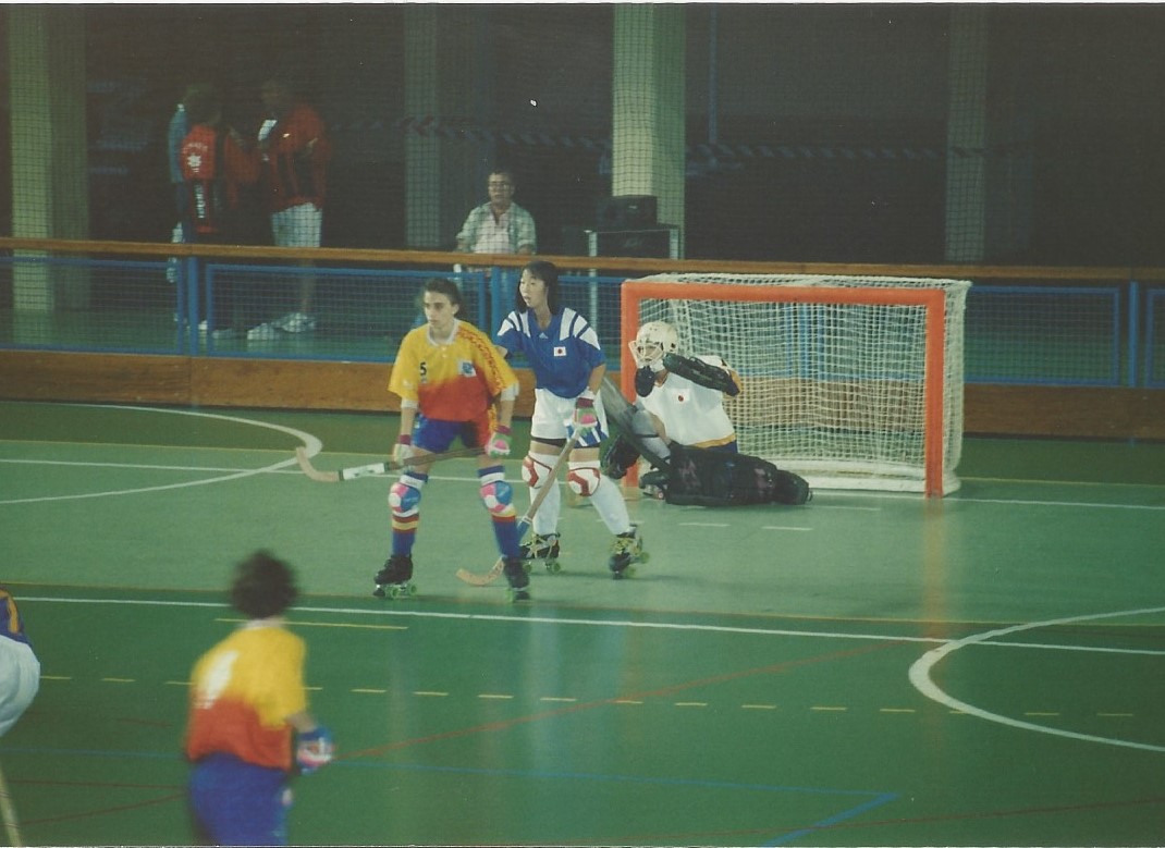 #HockeyPatines | El Campeonato del Mundo de 1994 mostró el camino a la selección femenina más galardonada del deporte español 👏🏅

🏑 Hoy recordamos el Mundial de 1994 con la ex jugadora <a href="/TeresaTorrents/">Teresa Torrents</a>.

📰👉 ow.ly/UVWT30qyDzl
(📸 by <a href="/TeresaTorrents/">Teresa Torrents</a> - Archivo)