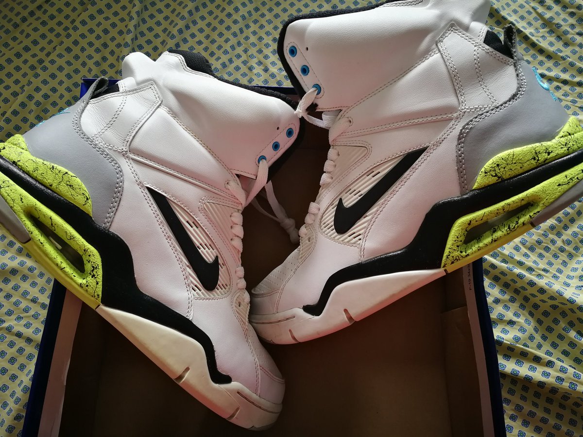 CanBallReport's tweet photo. A big shout to London, ON's Dugout Vintage for helping this guy secure a childhood grail. I'm pretty hyped about these right here. Now where my VHS of White Men Can't Jump at ... #grail #billyhoyle #nikecommandforce https://t.co/Ibh72MjEgo