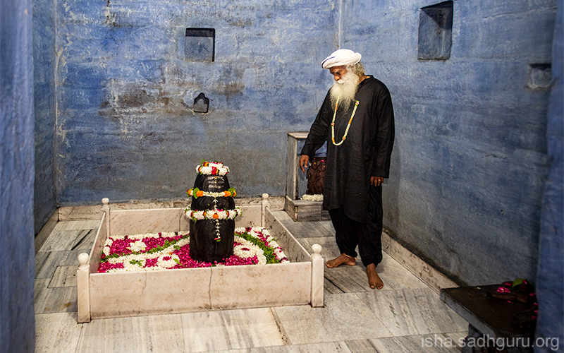 SadhguruJV's tweet photo. This is a culture where temples were built to raise human consciousness. These are structures dedicated to unravel the process of ultimate liberation. #SadhguruQuotes #SharedCultures #WorldHeritageDay2020 https://t.co/UVeJfbS71i