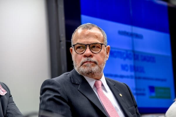 Defendemos a ampliação do Auxílio Emergencial para outras categorias de trabalhadores informais. Confira: bit.ly/3crPHyl