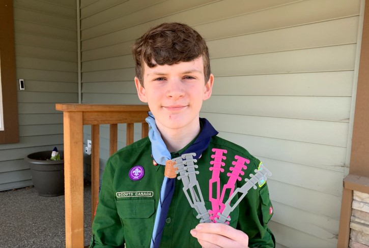 scoutscanada's tweet photo. “This is something important I can do to help give back to people who are ... saving lives &amp; trying to slow down the pandemic.” #Scout Quinn uses his 3D printer to create &amp; distribute ear guards. Discover his inspiring story in @washingtonpost : https://t.co/7kFsDIztsn 📸@hroney1 https://t.co/HgLEcIq9OT