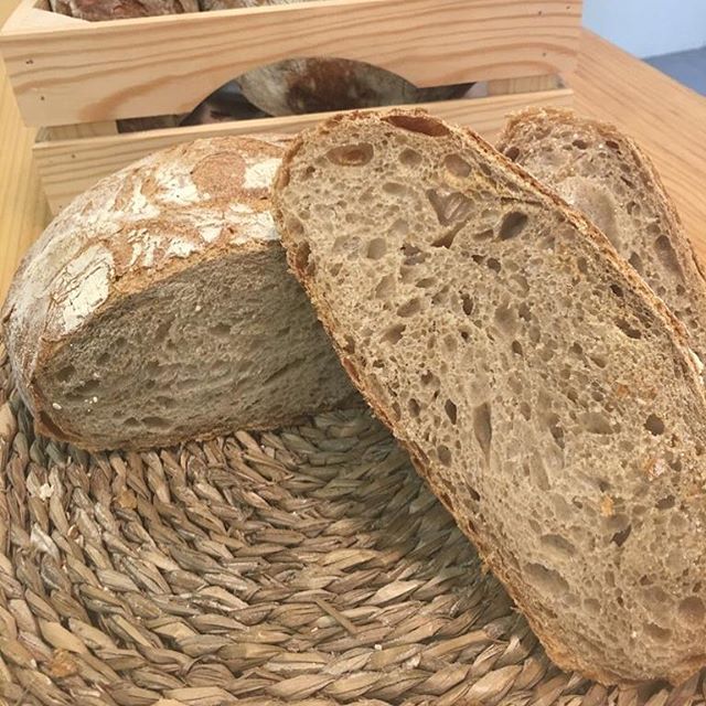 Que alegría da comer buen pan! Recordad que mañana tenemos abierto de 9:00 a 14:00. Durante el confinamiento sólo trabajamos sobre pedidos al 664810502 #yomequedoencasa #panmasamadre #montequinto #dulcemarietartas #sevilla #panypiu