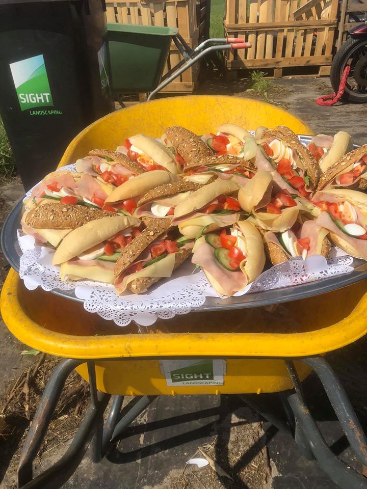 Steun de lokale ondernemer! Met alle beperkingen voor de horeca kon de Eeterij-tapperij de Hessenkar toch nog zorgen voor heerlijke broodjes! De onderhoudsploegen eten zo gezond en lekker <a href="/SIGHTLS/">SIGHT Landscaping</a> <a href="/Gem_Leusden/">Gemeente Leusden</a> #daslief #samen