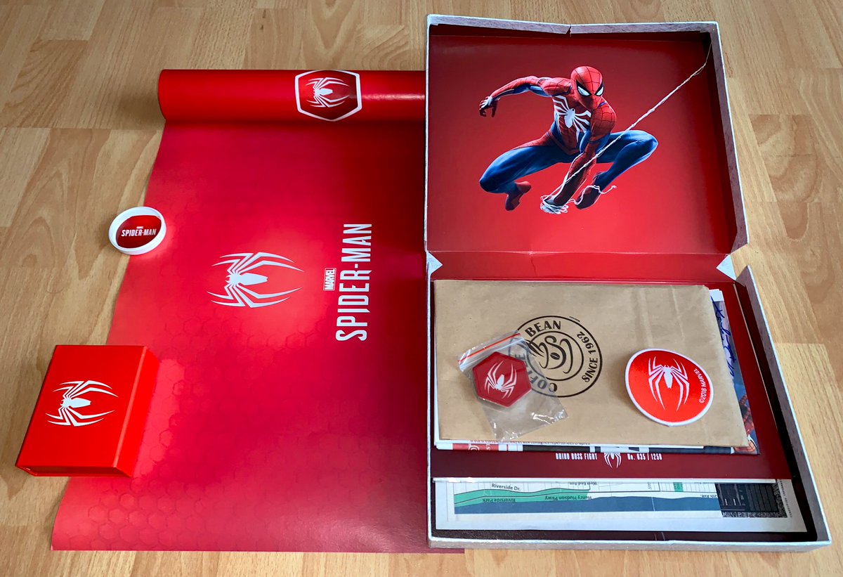 Marvel’s Spider-Man (PS4, 2018) Je n’avais jamais partagé ce press kit aussi sympa que le jeu, et dédicacé qui plus est par  @DonaldReignoux himself !Un PK très complet auquel se joint le mini-poster du kit VIP (avec le sac, que je n’ai pas) et la boîte de la clé USB (idem).