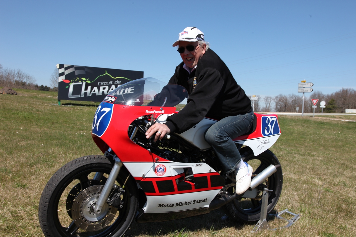Motomagcom's tweet photo. Nouvelle victoire de Phil Read 💪 
Le pilote de légende l'a emporté sur le #COVID19 

➡️https://t.co/HSGfPHWzkD

#moto #Philread #Motorcycle #motorcyclelegend #MotoGP #RaceAgainstCovid  #sportbike #Racing #histoire #coronavirus #touristtrophy #isleofman #superhero https://t.co/Vo8jE9fgVf