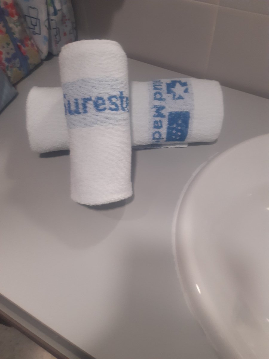 anadeph's tweet photo. Mi aplauso de hoy será para las limpiadoras de mi hospital, que se esmeran en hacernos las guardias más agradables con pequeños detalles como este. Como en un hotel... Porque #TeamSureste somos todos. #SomosUnEquipazo https://t.co/JotzMEiDck