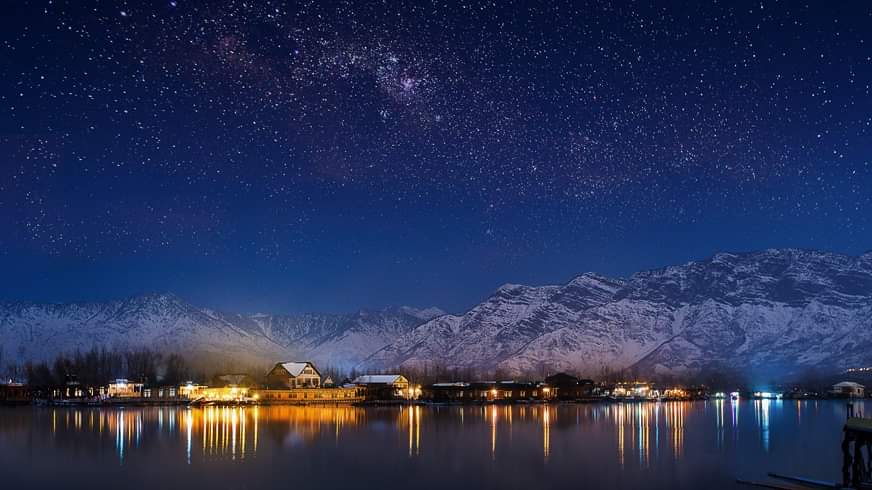 Burhan_Yaqoob_'s tweet photo. Mesmerising Dal Lake with Snow Clad Zabarwan Hills in the backdrop 

#OneSrinagar  #MayorofS  #BeautifulKashmir #HeavenonEarth https://t.co/nlY3ZsoSDP