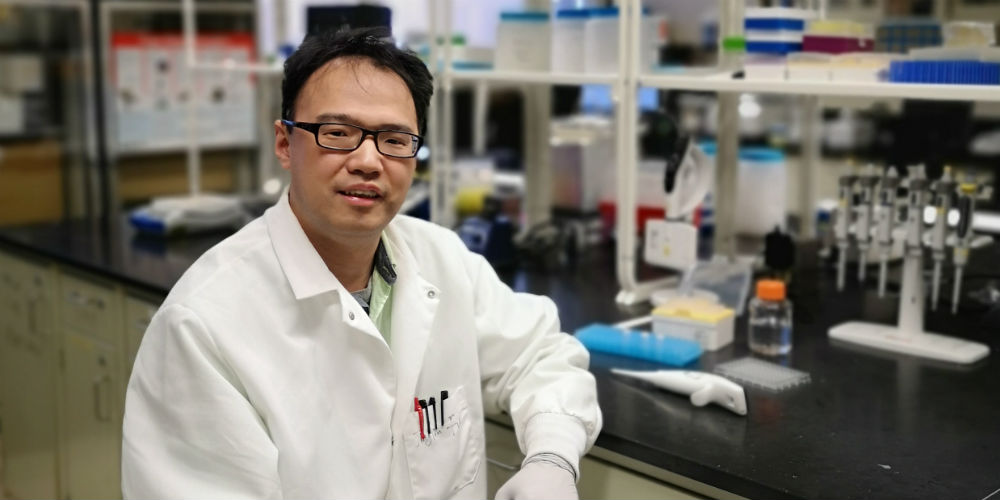 RutgersU's tweet photo. The fight against the coronavirus is underway in a @Rutgers_Camden research laboratory, where chemistry professor Jinglin Fu is working to develop a mechanism to rapidly detect viral RNA for potential diagnosis of COVID-19. 

Read more: https://t.co/7ViY7YkIwF

#RutgersResearch https://t.co/WfZkxaDNZZ