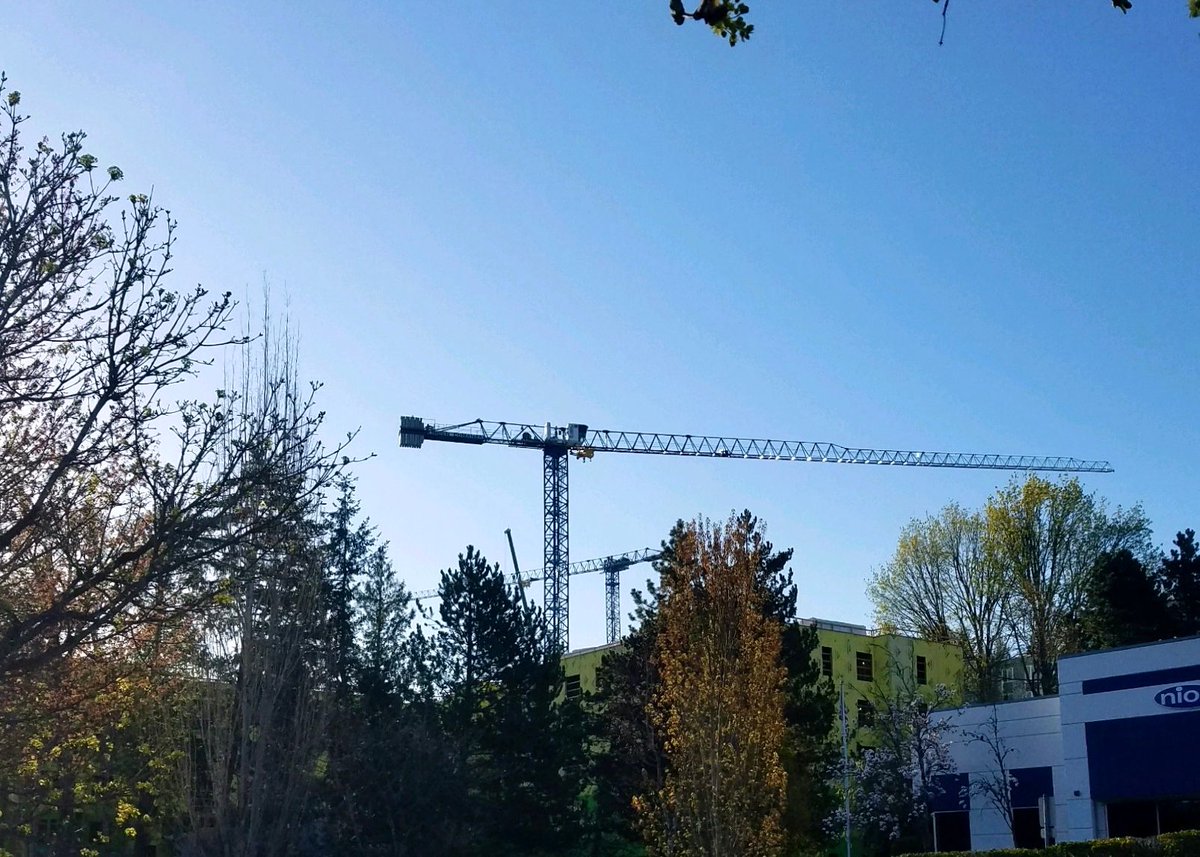 Garner_WBE's tweet photo. This crane comes down at the Lifebridge job site today in Kirkland. Garner operator JP Childers was the operator for Katerra, and photos were taken by Jay Henderson. Thank you both for everything you do! https://t.co/rsSUPo0AGz