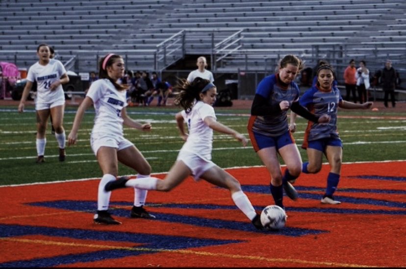 ❕Player Profile❕
Katelyn Smith (<a href="/kkatelynssmith/">Katelyn Smith</a>), # 11
Junior Forward
Fav pump-up song: "So Good"
Fav team: USWNT
Hidden Talent: She can walk on her hands!