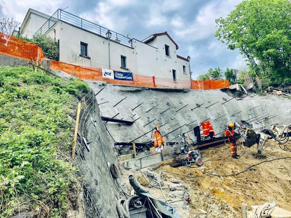 gdelaronciere's tweet photo. Visite de chantier à la gare de Sèvres-V.A. pour remercier l’ensemble des équipes qui y travaillent d’arrache-pied. Le chantier devrait être terminé à la fin avril et le trafic pourrait reprendre la semaine du 11/05. C’est une bonne nouvelle pour la ville @LIGNEL_sncf #Sevres https://t.co/0lDGD95d3o