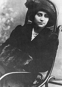 #ShovkatMammadova was born on April 18,1897.Thanks to the courage that Mammadova and others demonstrated in challenging powerful taboos,#Azerbaijan became the first country in the #Muslim🌍 where #women performed on stage in #European #dress, without covering herself with a #veil