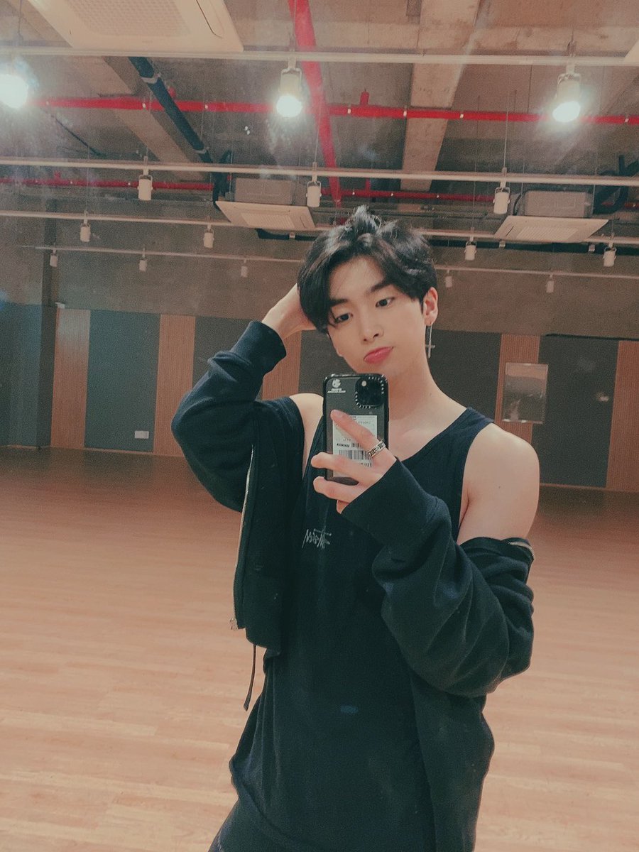 UP10TION's tweet photo. [#샤오] 평안한 밤 되시옵소서💛우리 이쁜 허니텐💛 https://t.co/KM8B1h3QoF
