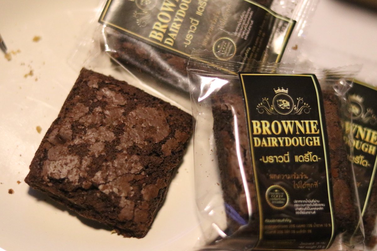 FatkidzReview's tweet photo. Brownie Dairydough อร่อยไม่ผิดหวัง ผสมช็อคเยอะ รสชาติจะนัวช็อคเหมือนกินช็อคปั่นงี้เลยอ่ะ แต่จะหวานตรงกลางไม่ได้หลานเกินเหตุ ใช้ช็อคนำเข้าเบลเยี่ยม เป็นแนวใครกินก็ต้องบอกอร่อย ถูกปากคนทุกวัยแน่นอน ราคาแตกแตนมาก 50 ชิ้น 500฿ รวมส่ง โอ้ยยยเต็มร้อยให้อีกยี่สิบเลยอ่ะ https://t.co/3PboHrLQl6