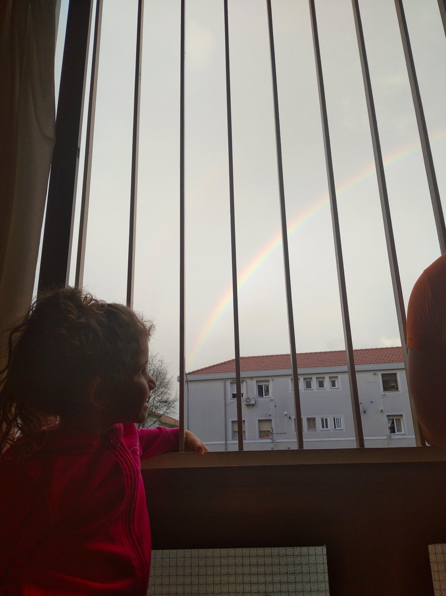 idmaestro's tweet photo. Nuestra querida alumna Clara de 3º de E. I. #elcoleentucasa: según ella el cielo nos manda señales para decirnos que todo está bien con ayuda del sol y la lluvia. No pudo seguir aplaudiendo porque decía que se distraía y no vería el arcoíris. ¡QUÉ BONITA! https://t.co/HejGMDk4tz