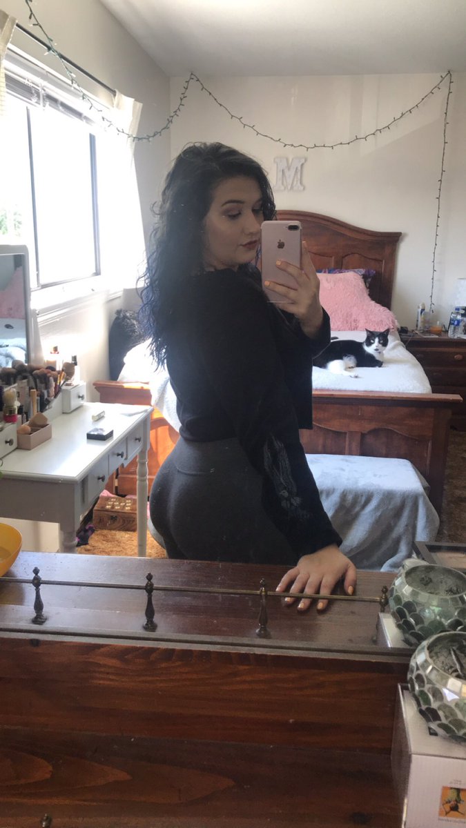 madisynnnn_'s tweet photo. eat your heart out 🖤 https://t.co/GVFMbmN3x8