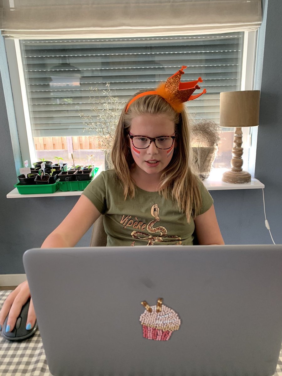 FrederikeHB's tweet photo. Tòch een klein oranjefeestje vandaag, met dank aan de juf van de basisschool van onze dochter. #bingo #dansen #rennen #springen #woningspelen #shoutout #bao #oranje #groep6 #pcporijssen #beatrixschool #koningspelen https://t.co/6wivOnBqO0