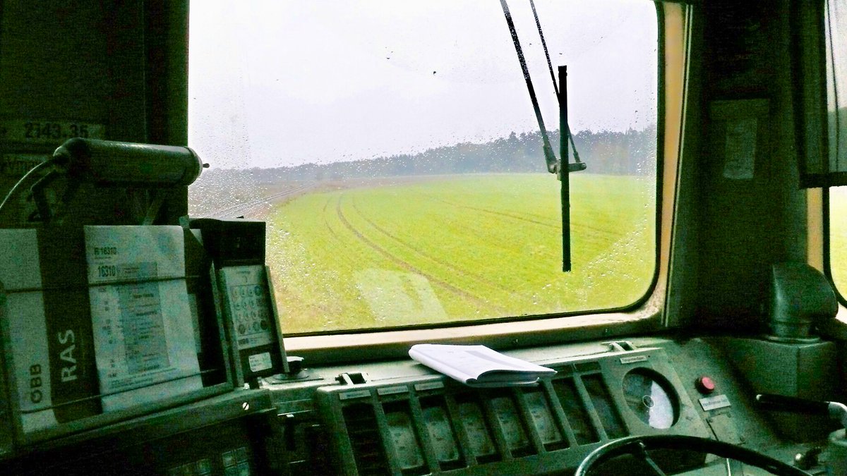 AndreasWiede's tweet image. Reblaus Express: a seasonal charter train, passing through a wine-growing region in Austria 🇦🇹, to the North of Vienna. The line from #Retz to #Drosendorf runs along the Czech border. #ÖBB class 2143 are among my favourite Austrian diesel engines. October 2007. #PastTrainTrips