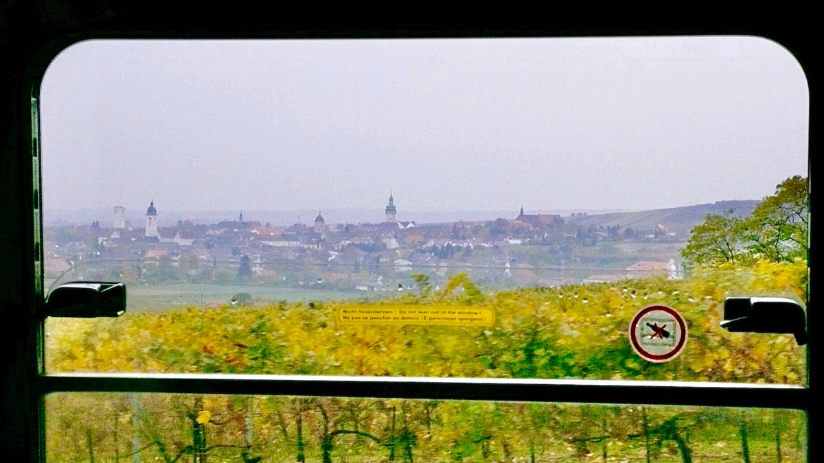 AndreasWiede's tweet image. Reblaus Express: a seasonal charter train, passing through a wine-growing region in Austria 🇦🇹, to the North of Vienna. The line from #Retz to #Drosendorf runs along the Czech border. #ÖBB class 2143 are among my favourite Austrian diesel engines. October 2007. #PastTrainTrips