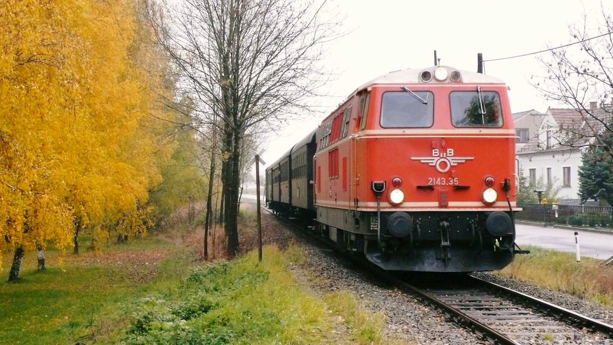 AndreasWiede's tweet image. Reblaus Express: a seasonal charter train, passing through a wine-growing region in Austria 🇦🇹, to the North of Vienna. The line from #Retz to #Drosendorf runs along the Czech border. #ÖBB class 2143 are among my favourite Austrian diesel engines. October 2007. #PastTrainTrips