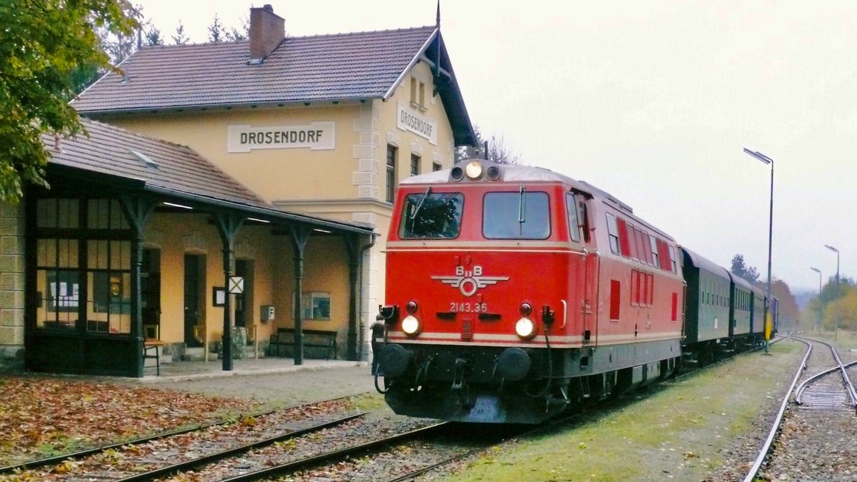 AndreasWiede's tweet image. Reblaus Express: a seasonal charter train, passing through a wine-growing region in Austria 🇦🇹, to the North of Vienna. The line from #Retz to #Drosendorf runs along the Czech border. #ÖBB class 2143 are among my favourite Austrian diesel engines. October 2007. #PastTrainTrips