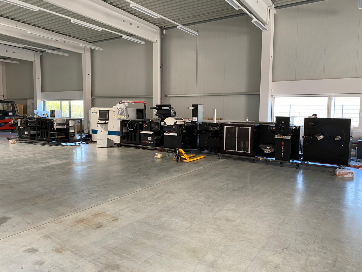 And the move into new headquarters continues! 😅Getting the demo machines ready.

#Siek #NewHQ #MeetUsAtTheFinishLine