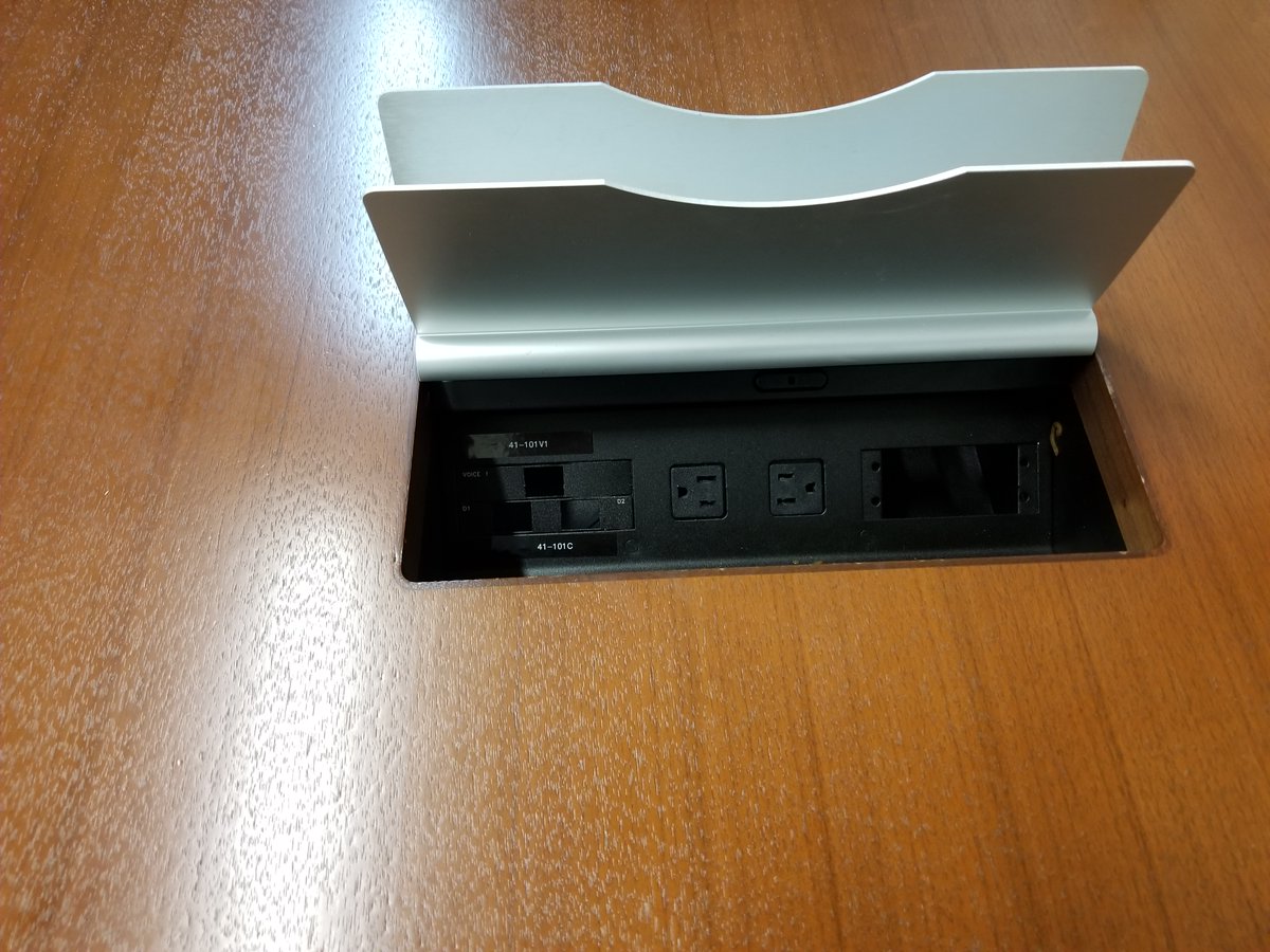 DFSIHOUSTON's tweet image. Vecta round table
wood
-walnut finish
-matching pedestal base
-electric connection
-48" diameter
-excellent condition.
dfsihouston.com
#usedvectatableshouston #vecta #roundtable