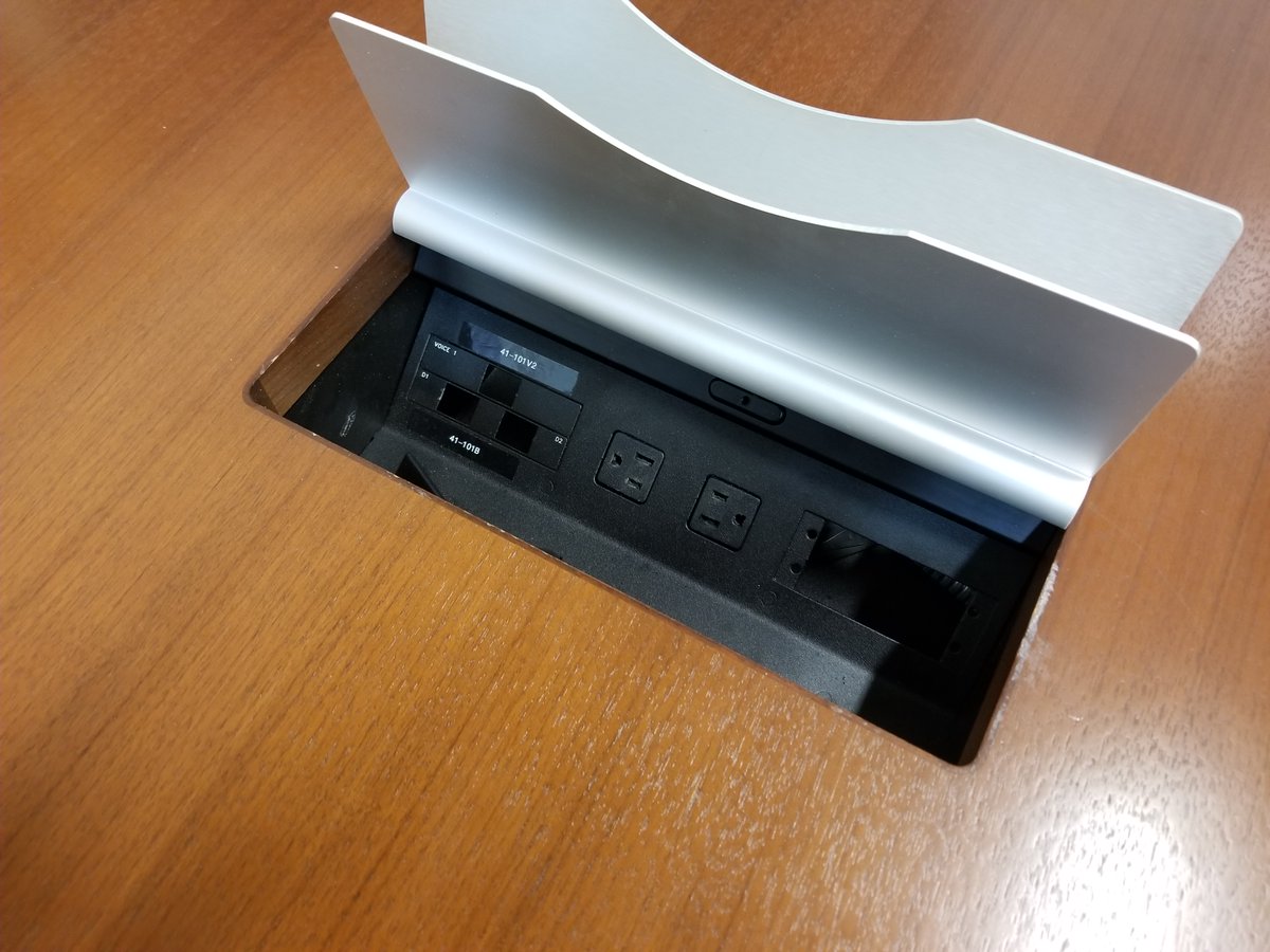 DFSIHOUSTON's tweet image. Vecta round table
wood
-walnut finish
-matching pedestal base
-electric connection
-48" diameter
-excellent condition.
dfsihouston.com
#usedvectatableshouston #vecta #roundtable