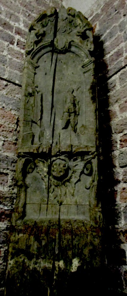 Now, back to the Crypt. I present to you the Creepy Object of the Crypt. Totally and completely unrelated to my wedding photos. I present to you the Parish whipping post, from 1752.