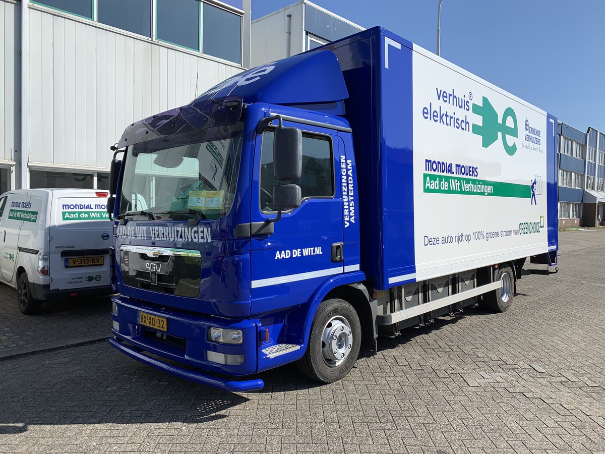 jan1laan's tweet image. Voor en Na: eerst (alweer 2e) technische revisie bij @WierdaHybrid ging onze 100% elektrische BX-XD-32 naar #Feld (spuiten) en #deGroot (belettering)