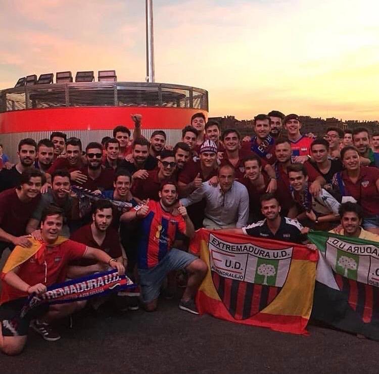 CONOCIENDO A LA PEÑA

Hoy os presentamos a la <a href="/TercioUd/">PEÑA EL TERCIO</a> La más numerosa de cuantas forman la @fedext_ud 

extremaduraud.com/conoce-a-la-pe…