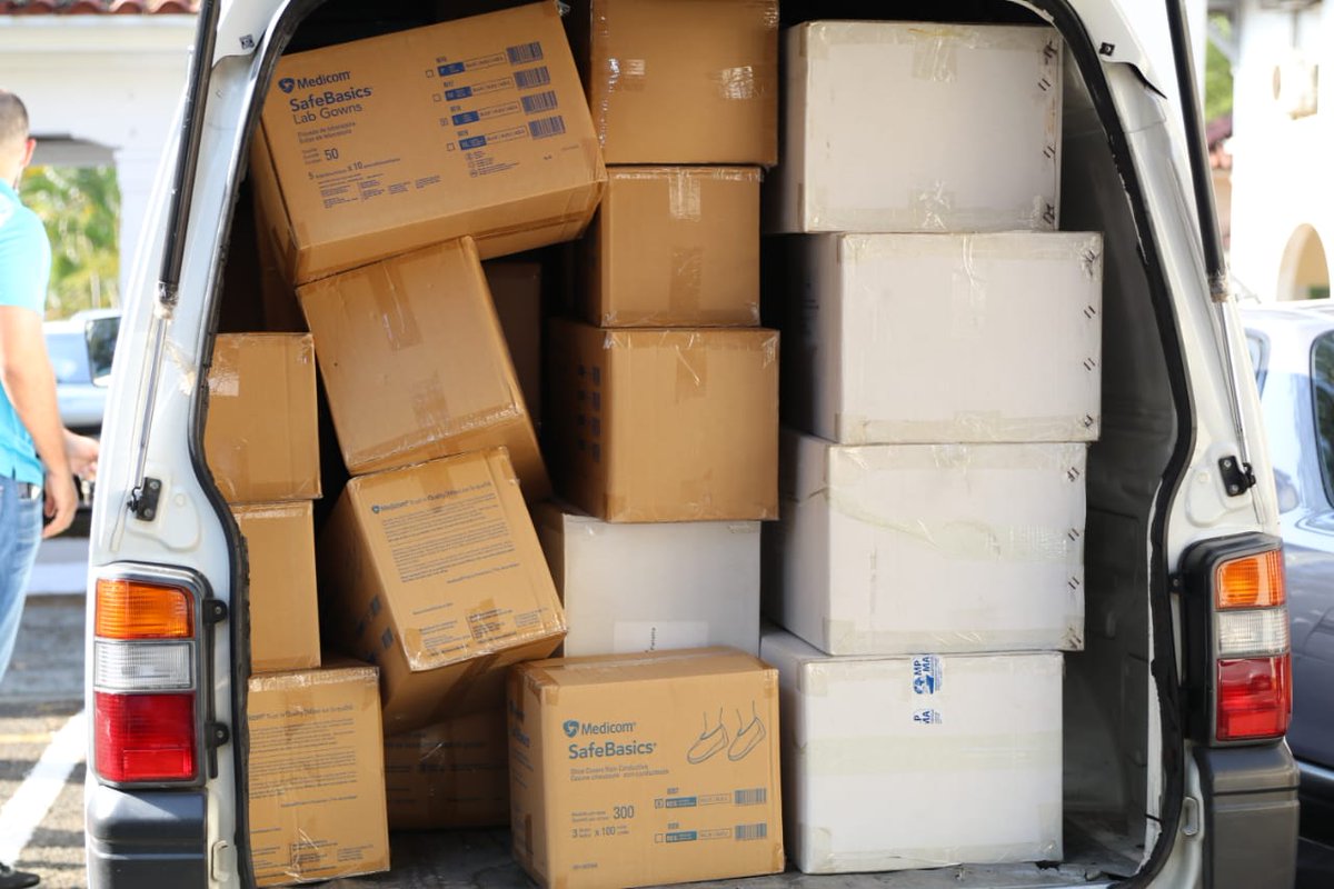 tvnnoticias's tweet photo. El @KiwanisPma dona:
8,000 guantes.
2,500 cubre cabeza.
900 cubre zapatos.
550 batas de las cuales 60 son de alta protección.
200 mascarillas y 4 cajas de alcohol. Vía @MINSAPma #NoticiasTVN https://t.co/QmyuPju7An