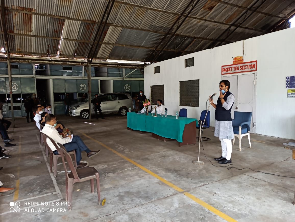 pallablochandas's tweet image. Held a meeting at Kolony Tea Estate with #Sonitpur District Administration, Garden Management &amp;amp; Workers representative of 5nos Tea Estates. 

As the Tea Gardens have started functioning, urged all to follow the #Lockdown2 guidelines, maintain social distancing to defeat #COVID19.