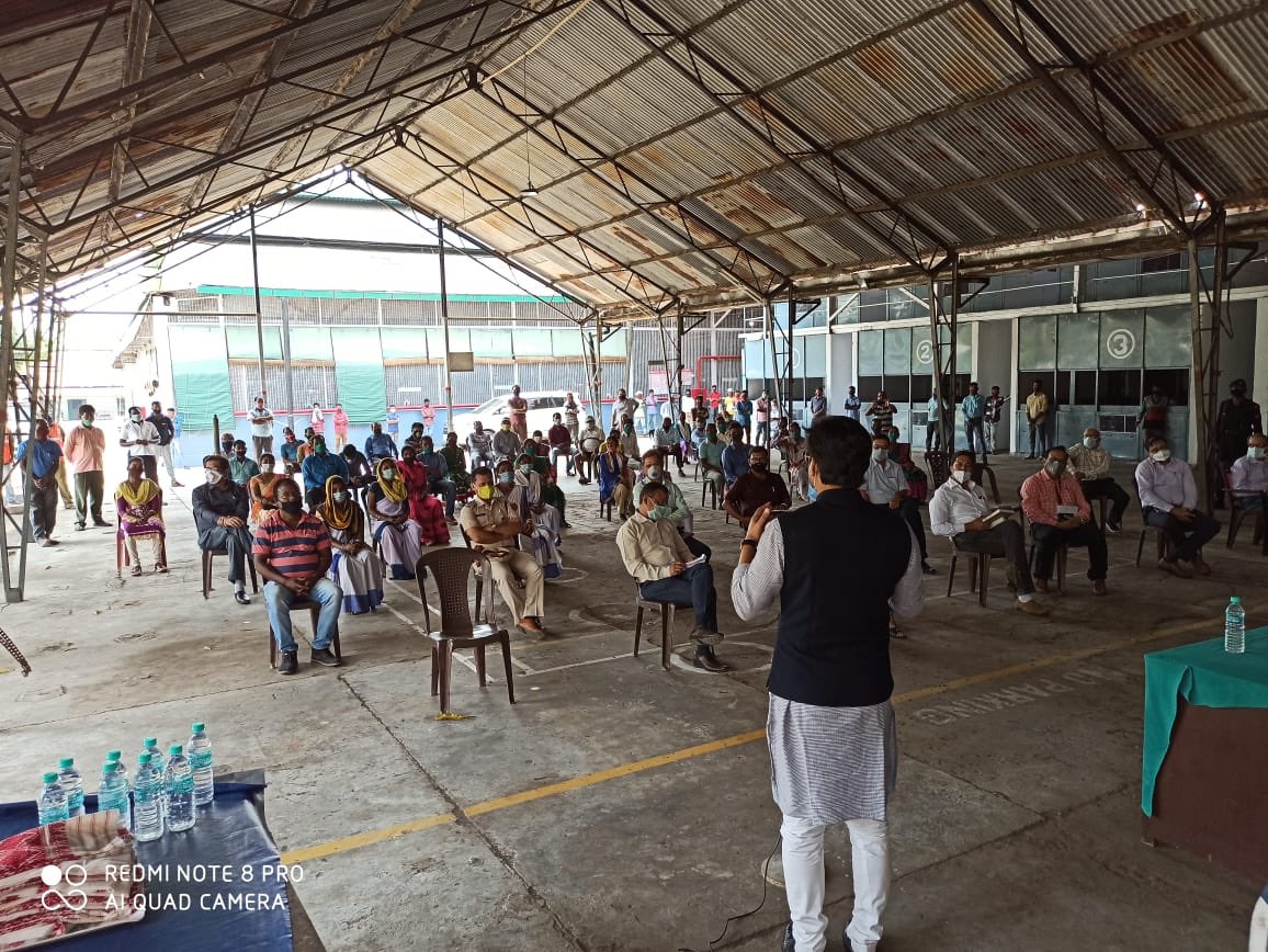 pallablochandas's tweet image. Held a meeting at Kolony Tea Estate with #Sonitpur District Administration, Garden Management &amp;amp; Workers representative of 5nos Tea Estates. 

As the Tea Gardens have started functioning, urged all to follow the #Lockdown2 guidelines, maintain social distancing to defeat #COVID19.