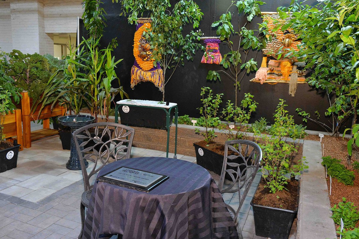 Take a look behind the scenes in creating a garden at Canada Blooms with the Growing Connection's Blog: thegrowingconnection.com/behind-the-sce…
#canadablooms #thegrowingconnection #featuregardens #doupthedoorsteps #oakspavers