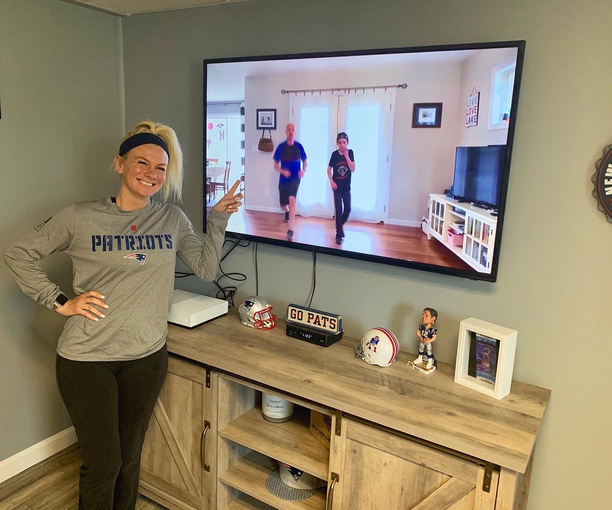 MsCreontePE's tweet photo. For today’s PE activity, I checked out my good friend @petroyberg YouTube channel. He has such great workouts !!! #PENeverStops #ElementaryPhysEd https://t.co/pYeocDLles