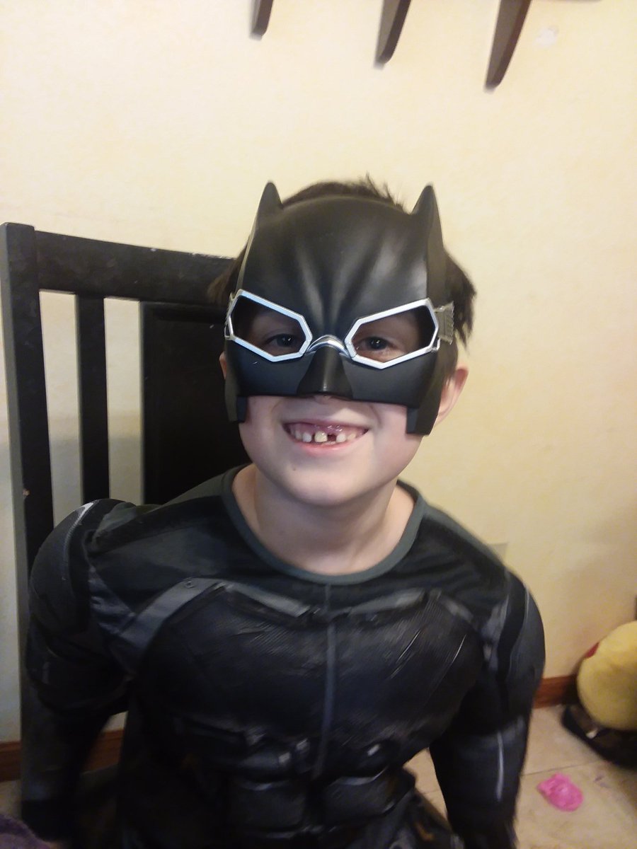 lmuellerTMP's tweet photo. When your 8 year old wants to go to the 2nd grade Zoom in full on Batman gear you roll with it. Finding moments of joy in these strange times with our TMP family. #cpsbest #TMPSpirit #tmpproud #sidthesciencekid #Batman https://t.co/5d6zIE1R2h